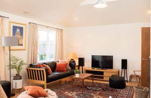 Cambridge House | Stylish 3-Bedroom Detached Home in Cambridge