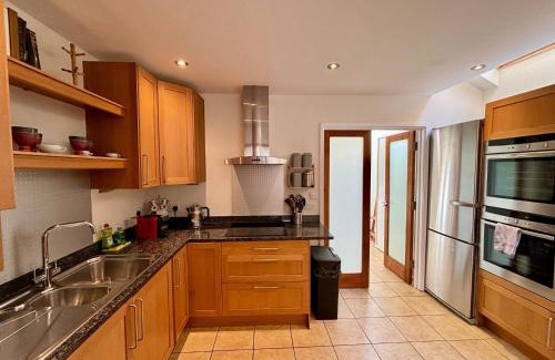Cambridge House | Stylish 3-Bedroom Detached Home in Cambridge