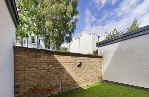 Cheltenham House | Stylish 3 Bedroom House, with parking