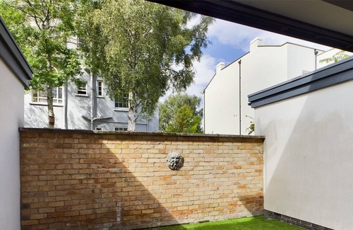Cheltenham House | Stylish 3 Bedroom House, with parking