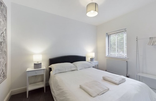 Cheltenham House | Stylish 3 Bedroom House, with parking
