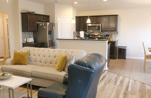 Kyle House | Stylish 3 Bedroom retreat near Downtown and Outlet