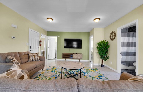 South Side Apartment | Stylish 3-bedroom 3rd fl Apt in Mount Vernon, NY