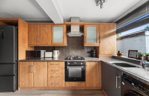 Chapel Allerton House | Stylish 3-BR Home-Driveway, Sky-TV-Free WiFi