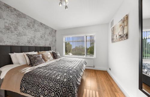Chapel Allerton House | Stylish 3-BR Home-Driveway, Sky-TV-Free WiFi