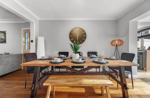 Chapel Allerton House | Stylish 3-BR Home-Driveway, Sky-TV-Free WiFi