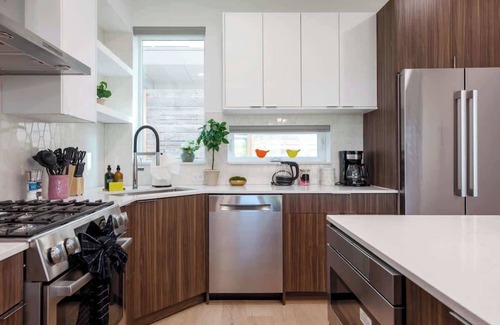 North Queen Anne Condo | Stylish 3b2.5b Brand New TH Rooftop & Lake Views