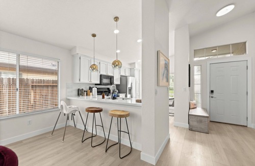 Elk Grove House | Stylish 3B2B SFH, King Bed, Fast Wi-Fi, Yard, Travel Crib, High Chair