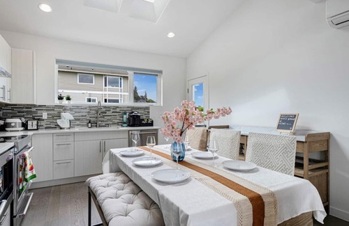 North Queen Anne House | Stylish 3b2b Townhome w/Rooftop & Sunset Views