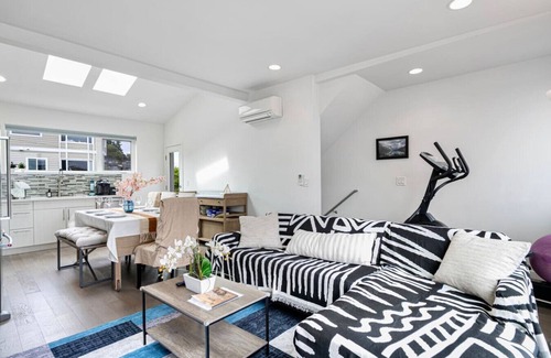 North Queen Anne House | Stylish 3b2b Townhome w/Rooftop & Sunset Views