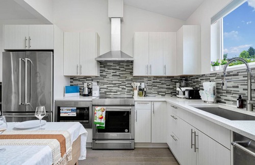 North Queen Anne House | Stylish 3b2b Townhome w/Rooftop & Sunset Views