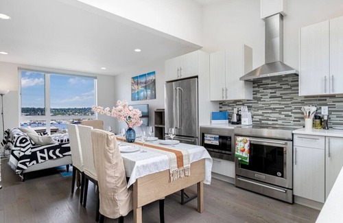 North Queen Anne House | Stylish 3b2b Townhome w/Rooftop & Sunset Views
