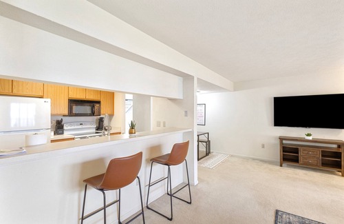 Bryant Pattengill West Condo | Stylish 3BD 2 Miles from Stadium
