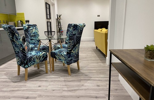 Cwmbrwla Apartment | Stylish 3Beds NYStyle Apt - Parking, Self Check-in