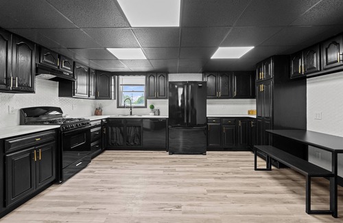 Rock Island Apartment | Stylish 3BR/2BA Getaway for 8