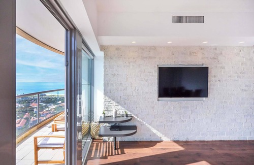Neve Tzedek Apartment | Stylish 3BR Amazing Sea View W/Parking by HolyGuest