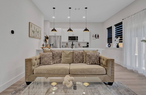 Dallas House | Stylish 3BR Dallas Townhouse Rooftop Backyard Garage