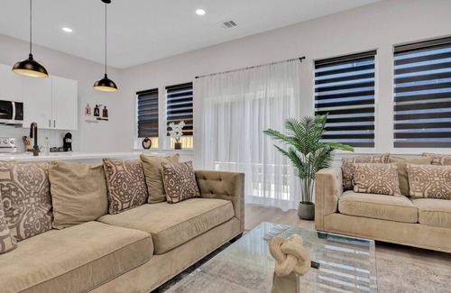 Dallas House | Stylish 3BR Dallas Townhouse Rooftop Backyard Garage