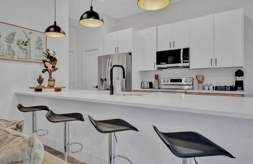 Dallas House | Stylish 3BR Dallas Townhouse Rooftop Backyard Garage