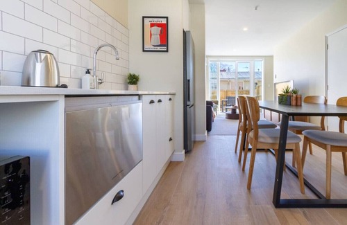 Christchurch City Centre Apartment | Stylish 3BR Escape Parking & Modern Living