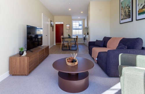Christchurch City Centre Apartment | Stylish 3BR Escape Parking & Modern Living