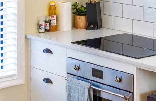 Christchurch City Centre Apartment | Stylish 3BR Escape Parking & Modern Living