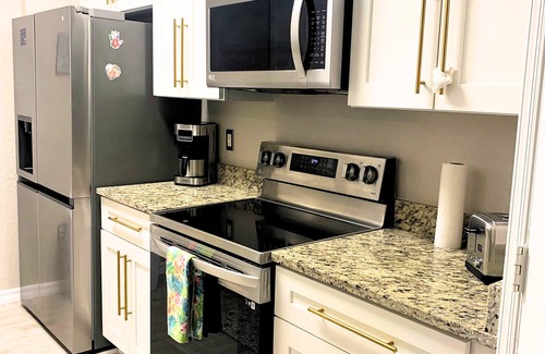 Vista East Apartment | Stylish 3BR Gated Retreat Near MCO - Pool - Walk to Dining & Shops - 2 Masters