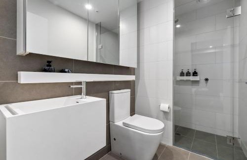 Docklands Apartment | Stylish 3BR Haven with River and Sea Views in Docklands