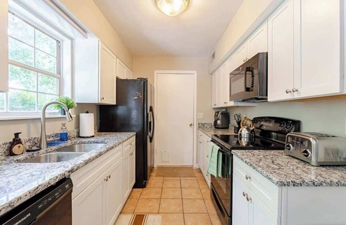 North Charleston House | Stylish 3BR home w/King Bed, backyard & Fire pit