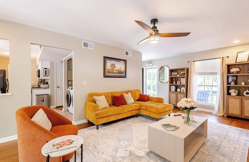 North Charleston House | Stylish 3BR home w/King Bed, backyard & Fire pit