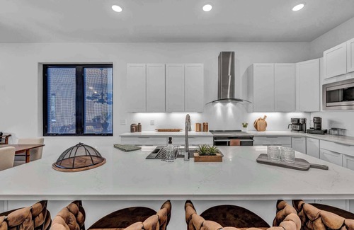 Tremont House | Stylish 3BR Home in the Heart of Tremont+Mini Gym