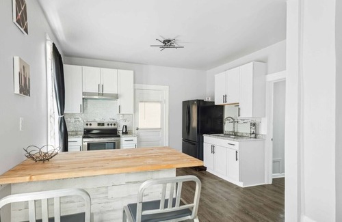 Mexicantown - Southwest Detroit House | Stylish 3BR in Downtown Detroit Near Museums and Dining
