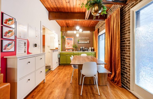Park West House | Stylish 3BR Lincoln Park Townhouse, Rooftop Deck & King Suite