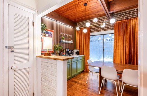 Park West House | Stylish 3BR Lincoln Park Townhouse, Rooftop Deck & King Suite