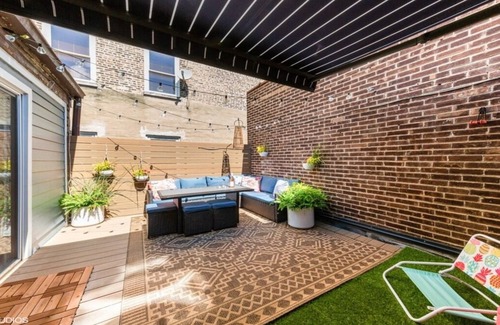 Park West House | Stylish 3BR Lincoln Park Townhouse, Rooftop Deck & King Suite