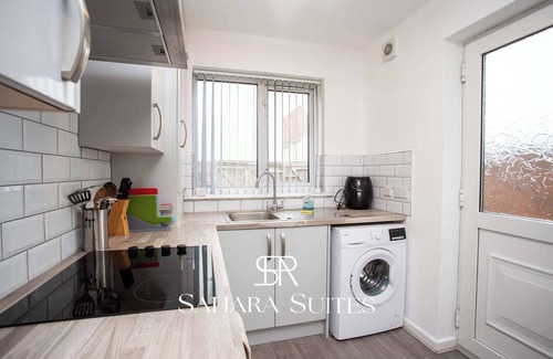 Blyth House | Stylish 3BR Retreat - Contractors Stay - Parking