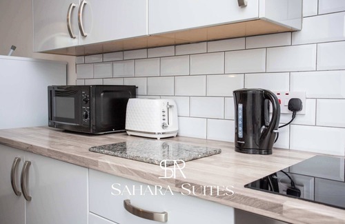 Blyth House | Stylish 3BR Retreat - Contractors Stay - Parking