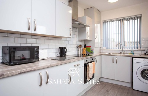 Blyth House | Stylish 3BR Retreat - Contractors Stay - Parking