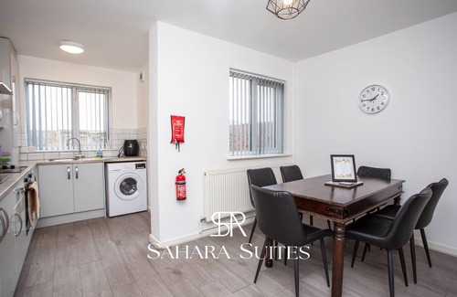 Blyth House | Stylish 3BR Retreat - Contractors Stay - Parking