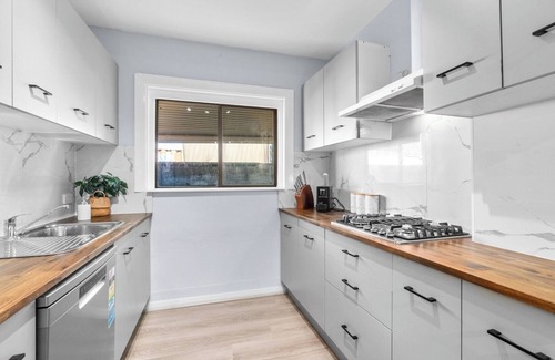 Maylands House | Stylish 3BR Retreat | Walk to Shops and 12min to CBD
