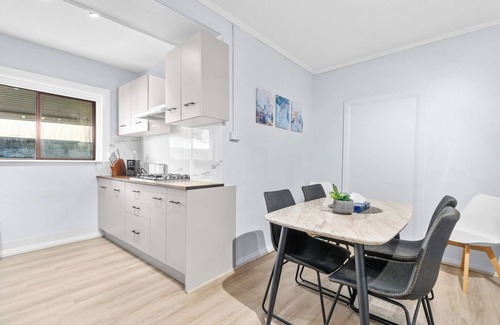 Maylands House | Stylish 3BR Retreat | Walk to Shops and 12min to CBD