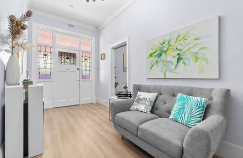 Maylands House | Stylish 3BR Retreat | Walk to Shops and 12min to CBD
