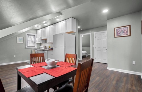 New Britain Apartment | Stylish 3BR ★ Super Fast Wi-Fi + Free Parking ★ Cancel Anytime! 10 Mins to WeHa
