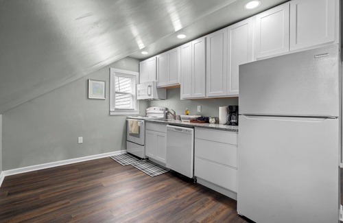 New Britain Apartment | Stylish 3BR ★ Super Fast Wi-Fi + Free Parking ★ Cancel Anytime! 10 Mins to WeHa