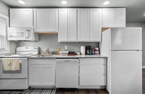 New Britain Apartment | Stylish 3BR ★ Super Fast Wi-Fi + Free Parking ★ Cancel Anytime! 10 Mins to WeHa