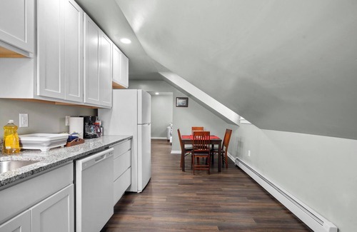 New Britain Apartment | Stylish 3BR ★ Super Fast Wi-Fi + Free Parking ★ Cancel Anytime! 10 Mins to WeHa