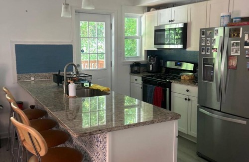 Washington House | Stylish 3BR Townhouse w/Backyard,and Easy Parking