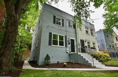 Washington House | Stylish 3BR Townhouse w/Backyard,and Easy Parking