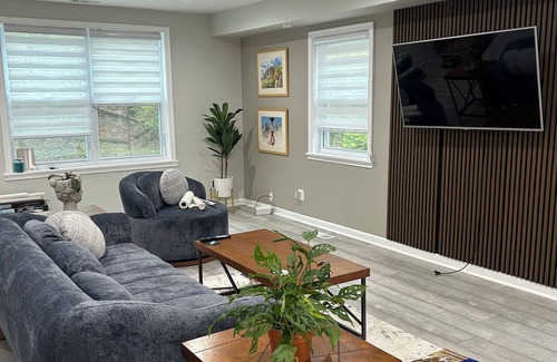 Washington House | Stylish 3BR Townhouse w/Backyard,and Easy Parking
