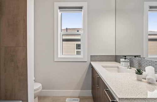 Calgary House | Stylish 3BR Townhouse by Airport